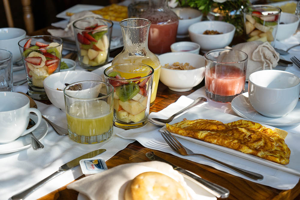 Desayuno con frutas y jugos frescos